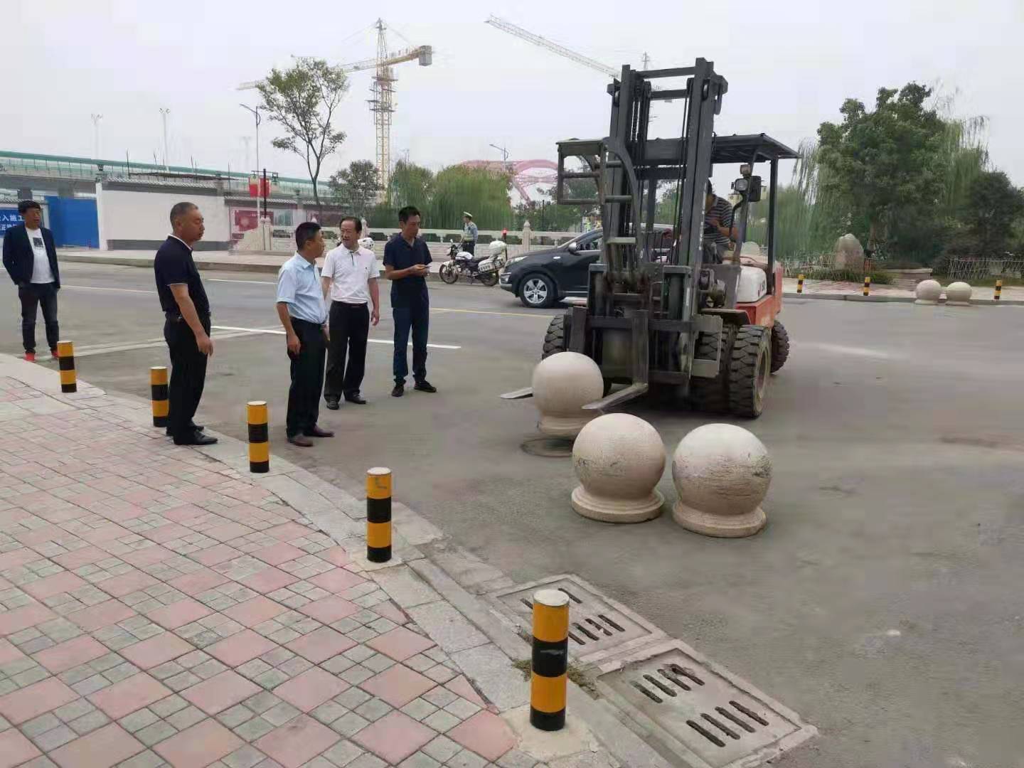 為向新中國成立七十周年獻(xiàn)禮，市城建集團(tuán)攻堅克難，實(shí)現(xiàn)了北門棚改區(qū)域民生路10月1日零時順利通車。國慶假期，市城建集團(tuán)堅持做好一線工作，在與交警部門共同做好民生路通車保障工作外，抓細(xì)節(jié)，抓落實(shí)，確保其他各項工作有序推進(jìn)。.jpg